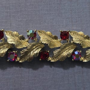 Vintage 1950&#39;s Lisner gold bracelet with red rhinestones