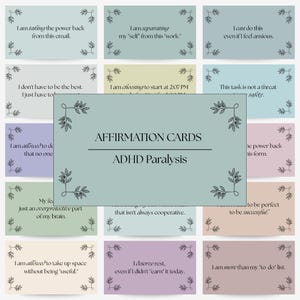 Può includere: Un insieme di carte di affermazione con una palette di colori tenui. Le carte presentano frasi come "Sto riprendendo il potere da questa email" e "Mi è permesso occupare spazio". La carta centrale recita "AFFIRMATION CARDS ADHD Paralysis."
