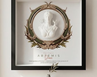 Könnte beinhalten: Gerahmtes Kunstwerk mit einer weißen Büste der Artemis, der griechischen Göttin, in einem dekorativen grünen und goldenen Rahmen. Das Kunstwerk enthält den Namen "ARTEMIS" und den Text "griechische Göttin der Jagd, Wildnis und des Mondes, Beschützerin junger Frauen und Tiere."