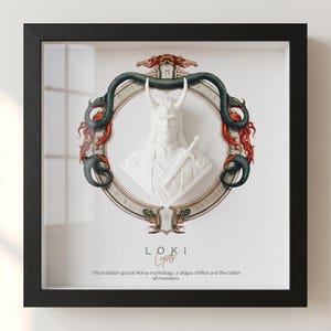 Puede incluir: Obra de arte enmarcada que presenta un busto blanco de Loki con cuernos y una espada, rodeado por un diseño de serpiente verde y roja. La obra incluye el nombre "Loki" y texto sobre el dios nórdico.
