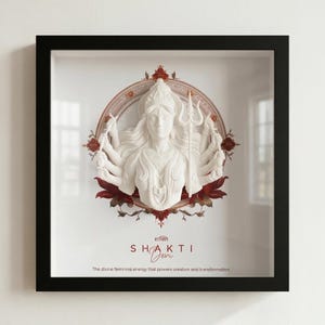 Può includere: Una tazza di ceramica bianca con manico nero e la scritta "But First, Coffee" in nero, con un carattere a mano. La tazza è su una superficie bianca.