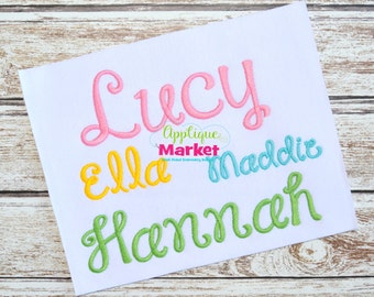 Op de afbeelding: Een witte achtergrond met vier namen geborduurd in kleurrijke, cursieve schrift. De namen zijn Lucy in roze, Ella in geel, Maddie in blauw en Hannah in groen.