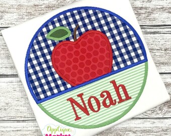 Puede incluir: Un círculo azul y verde con una manzana roja y el nombre Noah en texto blanco. La manzana tiene una hoja verde y un patrón de lunares rojos y blancos. El fondo es un patrón de cuadros azules y blancos.
