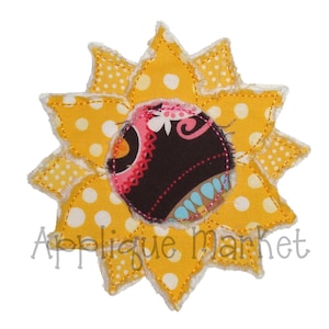 Könnte beinhalten: Eine gelbe Filzsonnenblume mit einem braunen, rosa und blauen Muster in der Mitte. Die Sonnenblume hat einen weißen Punkt Hintergrund.