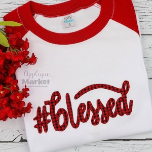 Puede incluir: Camiseta de manga raglan blanca y roja con una aplicación de cuadros rojos y negros de búfalo que dice "#blessed".