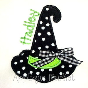Puede incluir: Sombrero de bruja de lunares negros y blancos con un lazo a cuadros verde y negro. El sombrero tiene el nombre "Hadley" bordado en hilo verde.