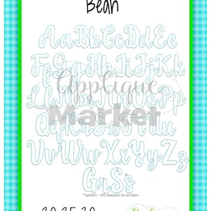 K&ouml;nnte beinhalten: Ein wei&szlig;es Schild mit gr&uuml;nem Rand zeigt ein kursives Alphabet in Hellblau. Der Text lautet "Casual Cursive Applique Bean". Die Gr&ouml;&szlig;en sind 5,08, 6,35, 7,62, 8,89 und 10,16 cm.