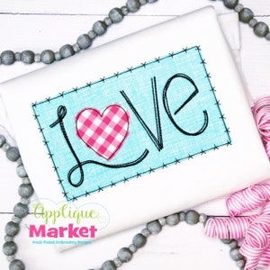 Peut inclure: Une applique rectangulaire bleue et blanche avec le mot "LOVE" en écriture noire et un cœur en vichy rose et blanc au centre.