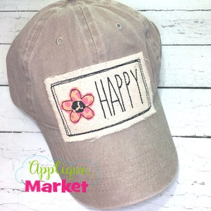 Może przedstawiać: Beżowa czapka z daszkiem o postarzanym wyglądzie. Na przodzie naszywka z czarnym napisem "HAPPY" i różowo-czarnym kwiatem. Czapka ma zakrzywiony daszek.