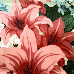 Puede incluir: Una tela floral con lirios rosas y flores blancas sobre un fondo de hojas verdes. La tela tiene un estilo vintage.