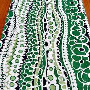 Tela de lino estilo corteza de los años 60 con un toque botánico abstracto. Tejido de algodón para tapicería y decoración del hogar. Disponible en 3 paneles.