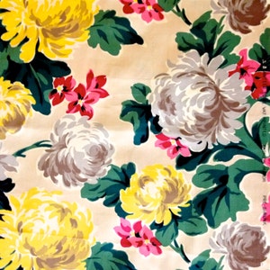 Spectacular 1940s Floral Broadcloth Fabric Remnant for Upholstery and Home Decor/ 36x 36/ Perfect for Pillows and Bags image 3