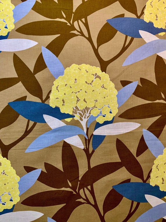 Superb 70s Stylized Hydrangea Fabric/ Cotton BroadclothYardage for Upholstery and Home Decor/ 8 Uncut Yards Available
