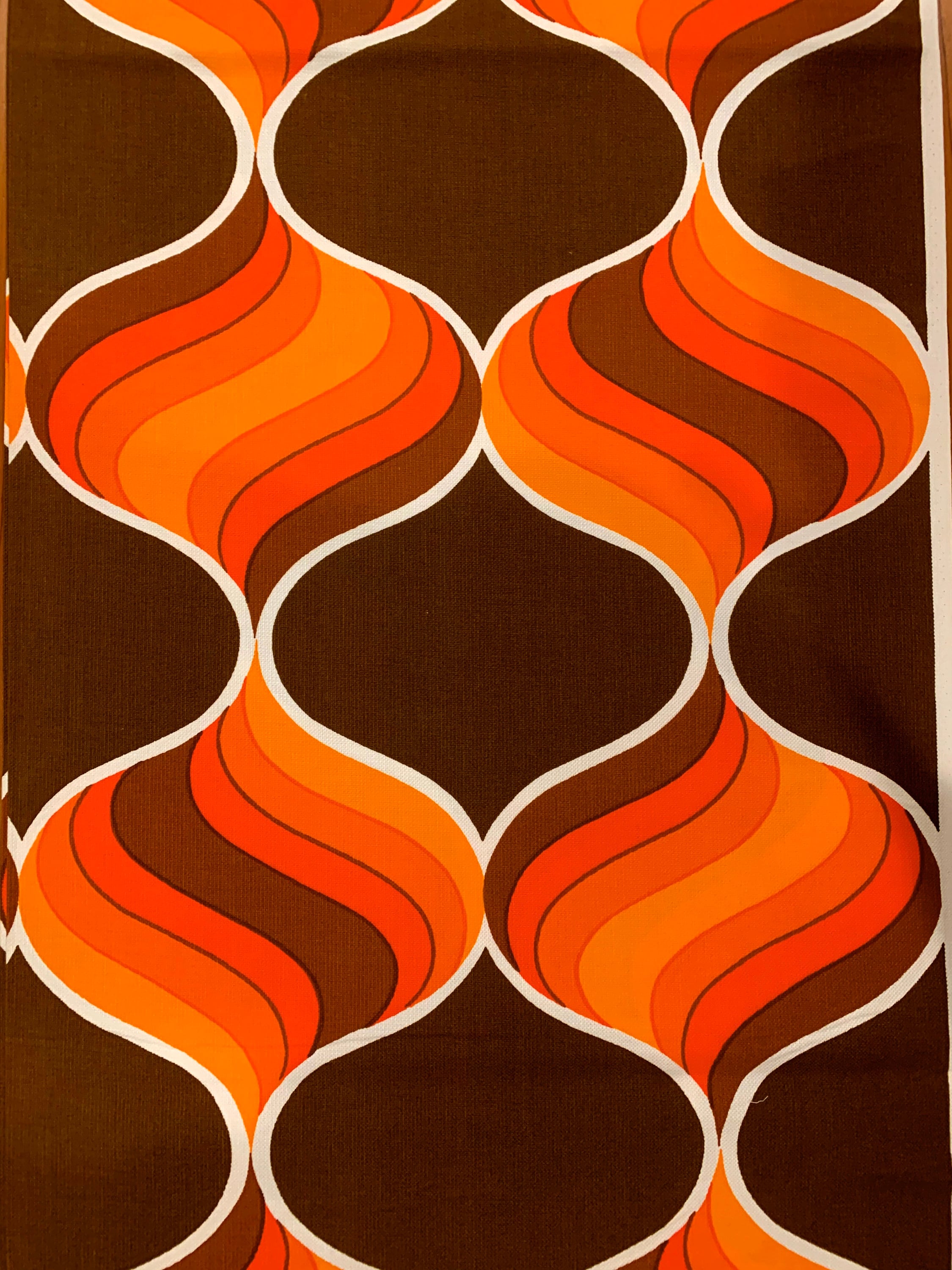 Mod 70s Op Art Broadcloth Fabric with a Pantonesque Vibe// Cotton
