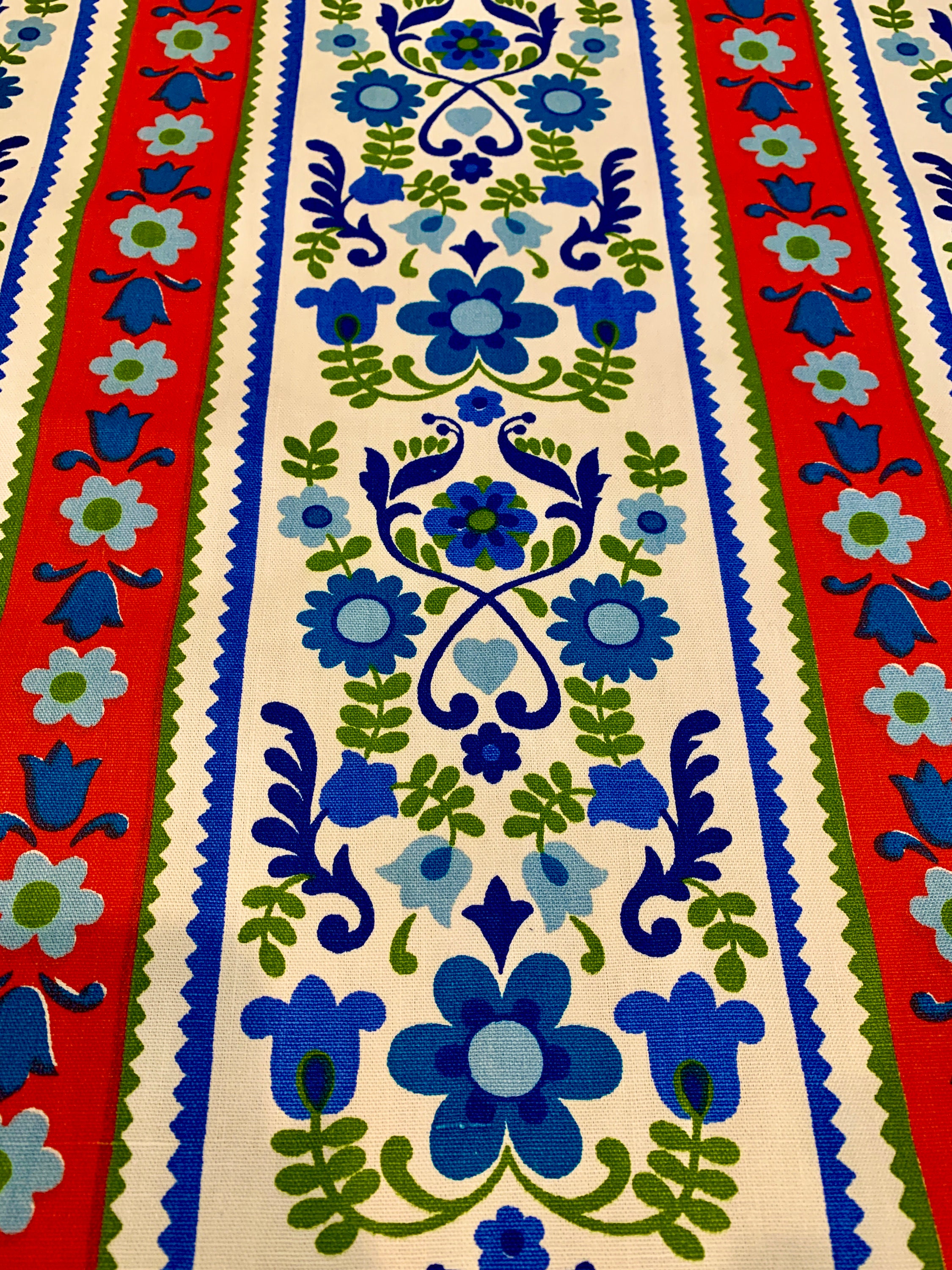 Adorable 60s Broadcloth Fabric/ Scandinavian Folk Art/ Cotton Yardage