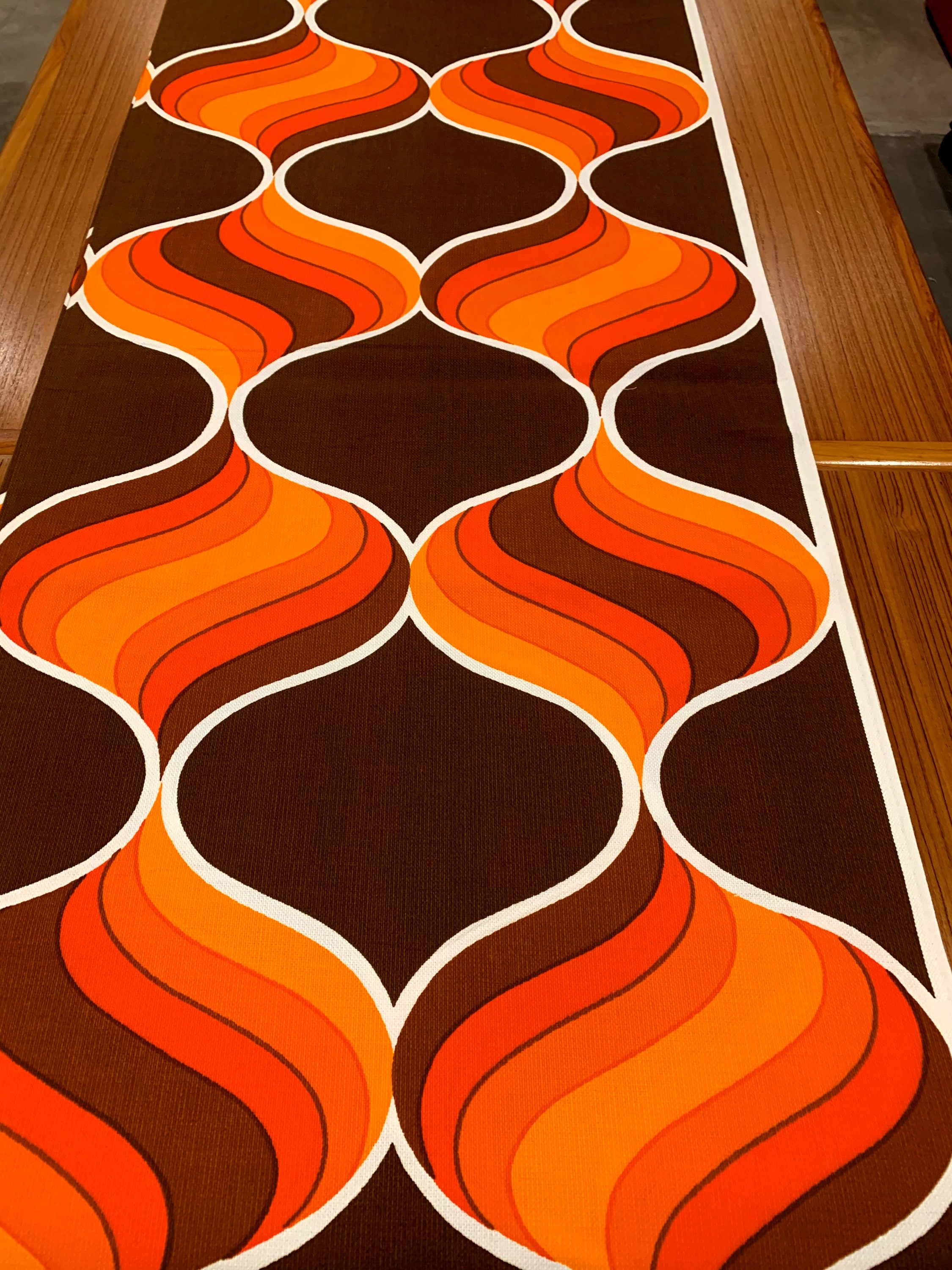 Mod 70s Op Art Broadcloth Fabric with a Panton-esque Vibe// Cotton