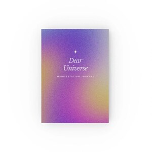 Peut inclure: Un journal à couverture dégradée de violet, rose et jaune avec le texte "Dear Universe" et "Manifestation Journal" sur la couverture.
