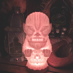 Luminária Tiki Bar Lobisomem: LED com mudança de cor, decoração havaiana inspirada no surf.