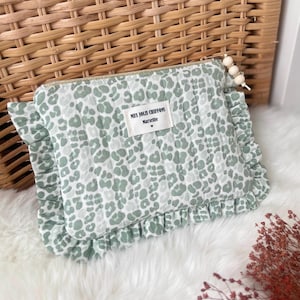 Pochette plate à froufrou matelassée et doublée coton double gaze imprimé animal léopard vert, personnalisation possible