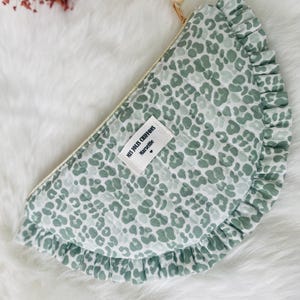 Pochette plate arrondie à froufrous, demi cercle, matelassée et doublée coton double gaze imprimé léopard vert, personnalisation possible