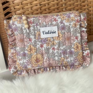 Pochette plate à froufrou matelassée et doublée coton imprimé fleurs pastels, personnalisation possible