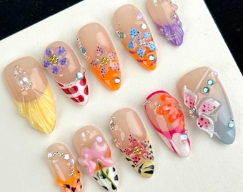 Zomerpers op nagels met 3D tropische bloemen en vlinders, nepnagels met felle bloemen in lange amandel, strandnagelkunst voor vakantie, vakantie
