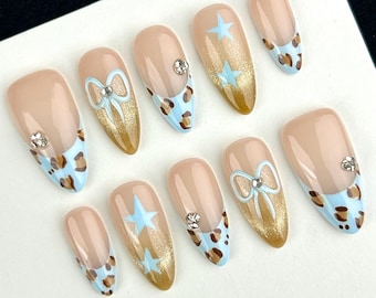Uñas con manicura francesa estilo leopardo azul/Uñas estilo Y2K/Uñas con lazo de estrella/Uñas ojo de gato/Uñas marrones/Uñas de verano/Uñas para fiesta de graduación
