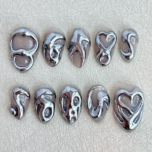 Trendige Chrom Presse auf Nägel, Silber rätselhaftes Muster, metallische Nagelkunst, Gothic inspirierte Nagelkunst, Y2k Nägel, kurze Mandelnägel, kühle Nägel