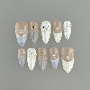 Ongles français fleur vernissés/presse personnalisée sur les ongles/presse faite main sur les ongles/faux ongles en acrylique/ongles quotidiens/ongles minimalistes/ongles de mariage or