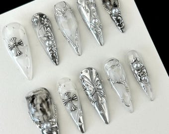 Uñas postizas blancas místicas, diseños enigmáticos plateados, uñas artísticas de alta calidad, estilo gótico, arte de uñas inspirado en el Y2K.
