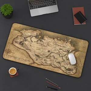 Alfombrilla de escritorio con mapa de Skyrim: alfombrilla de ratón para juegos de Elder Scrolls, regalo para fans de los juegos de rol, decoración para juegos, alfombrilla para teclado, protector de escritorio, artículos de fans de Dragonborne