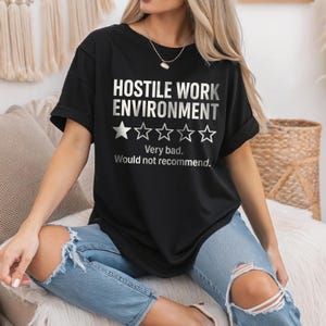 敵対的な職場環境Tシャツ、面白いワークシャツ、皮肉なグラフィックTシャツ、面白いオフィスユーモアTシャツ、同僚へのギフトアイデア、従業員へのギフト