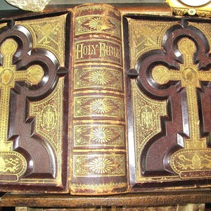 Rare ANTIQUE BIBLE 1879 Gold Cross Ornate Leather Hardcover Gilt page edges, Illustrations Steel Engraving