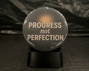 Botão de Pinback "Progresso, Não Perfeição" | Distintivo com Citação Motivacional | Presente de Mentalidade de Crescimento | Lembrete de Autocompaixão | Pin de Saúde Mental