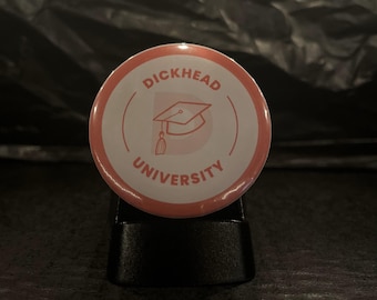 Badge avec épingle de l'Université Dickhead | Badge sarcastique drôle | Épinglette fantaisie humoristique | Bouton cadeau bâillon | Épinglette tendance | Cadeau amusant unique