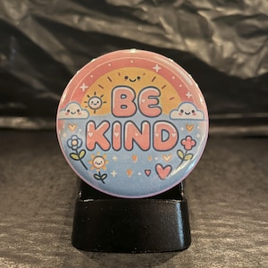 Be Kind Button | Spread Kindness Abzeichen | Motivierende Zitat Button | Positive Vibes Pin | Aufmunterndes Geschenk | Niedlicher Rucksackknopf