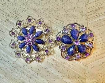 Conjunto de broches florales morados vintage con filigrana ornamentada y diamantes de imitación. Encontrado en una finca.