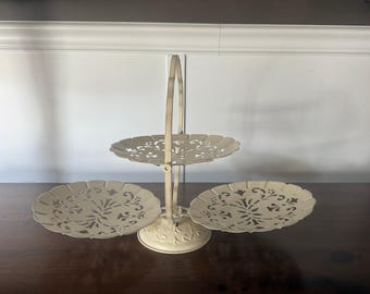 Vintage krämfärgad metall 3-våningars vikbar bricka filigran shabby chic stativ