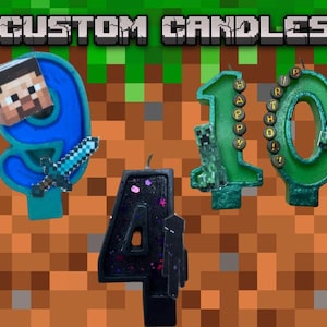 Puede incluir: Tres velas de cumpleaños personalizadas, una con forma de número 9 con un personaje de Minecraft y una espada, otra con forma de número 4 con purpurina negra y otra con forma de número 10 con purpurina verde y personajes de Minecraft.