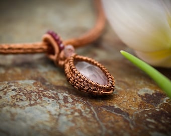 Colgante de cuarzo rosa hecho a mano: collar vikingo de punto de cobre