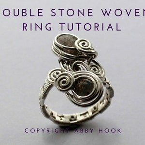 Pode incluir: Um anel de fio de prata envolto com duas pedras cinzas. O anel é tecido com um design de dupla pedra. O texto "DOUBLE STONE WOVEN RING TUTORIAL" está na parte superior da imagem e o texto "COPYRIGHT ABBY HOOK" está na parte inferior da imagem.