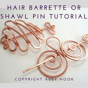 Puede incluir: Dos barrettes o pasadores para chal de alambre de cobre. Uno es un pasador simple y recto con una espiral en la parte superior. El otro es un diseño más elaborado con múltiples bucles y curvas. El texto "HAIR BARRETTE OR SHAWL PIN TUTORIAL" y "COPYRIGHT ABBY HOOK" es visible en la imagen.