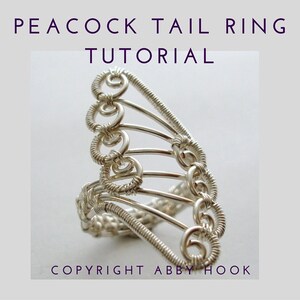 Peut inclure: Tutoriel pour réaliser une bague en argent en forme de queue de paon. La bague est faite de fil métallique et présente un design délicat et complexe. La bague est présentée sur un fond blanc. Copyright Abby Hook.