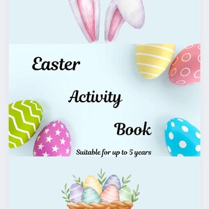 Puede incluir: Un libro de actividades de Pascua con un fondo azul y huevos de Pascua coloridos. El t&iacute;tulo del libro es "Easter Activity Book" y el texto "Suitable for up to 5 years" est&aacute; debajo del t&iacute;tulo. La portada presenta una cesta de huevos de Pascua y orejas de conejo.