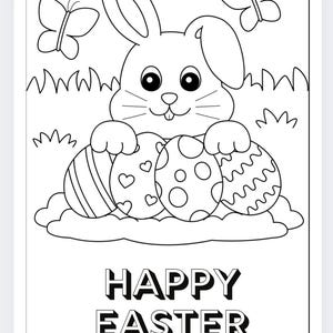 Puede incluir: Una p&aacute;gina para colorear en blanco y negro con un conejo sosteniendo tres huevos de Pascua. El conejo tiene ojos grandes y una expresi&oacute;n feliz. Los huevos est&aacute;n decorados con rayas, corazones y lunares. El texto "HAPPY EASTER" est&aacute; escrito debajo del conejo.