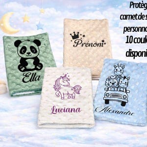 Può includere: Tre copertine rettangolari per libretto sanitario in tessuto testurizzato a pois, nei colori verde salvia, crema e azzurro. La copertina verde presenta un panda e il nome Ella. Quella crema mostra una corona e Prénom. Quella azzurra mostra animali in auto e il nome Alexandre. Un unicorno e il nome Luciana sono su un'altra copertina crema.