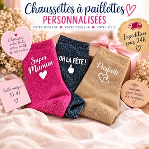 Op de afbeelding: Drie paar glitterende sokken in roze, donkerblauw en goud. De roze sok bevat de witte tekst Super Maman en een hartje. De donkerblauwe sok toont de witte tekst OH LA FÊTE! met een handgebaar. De gouden sok toont de witte tekst Parfaite en twee hartjes.