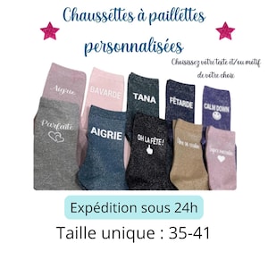 Peut inclure: Une collection de chaussettes à paillettes de différentes couleurs dont rose, gris, bleu, noir et beige. Chaque chaussette présente du texte ou des symboles imprimés en blanc comme Aigrie, Bavarde, Tana, Fetarde, Calm Down, Parfaite, Oh La Fete.