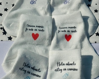 Chaussettes bébé personnalisées. cadeau annonce grossesse, cadeau marraine et parrain, cadeau baby shower, cadeau futur parents