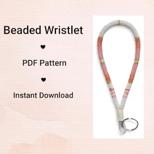 Peut inclure: Un bracelet de poignet perlé aux couleurs blanc, rose et or. Le bracelet est composé de petites perles et possède une boucle pour attacher des clés ou d'autres objets. Le texte "Beaded Wristlet", "PDF Pattern" et "Instant Download" est également visible.
